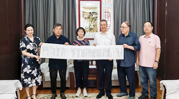 駱成驤后裔赴“狀元府”捐贈(zèng)珍貴史料
